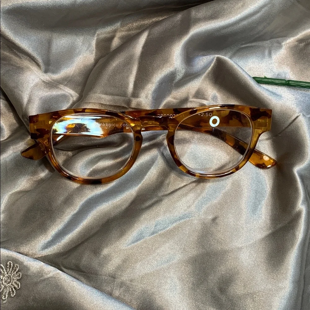🌹wink by icu eyewear • EUC Tortoiseshell Round Frame reading glasses - +2.50